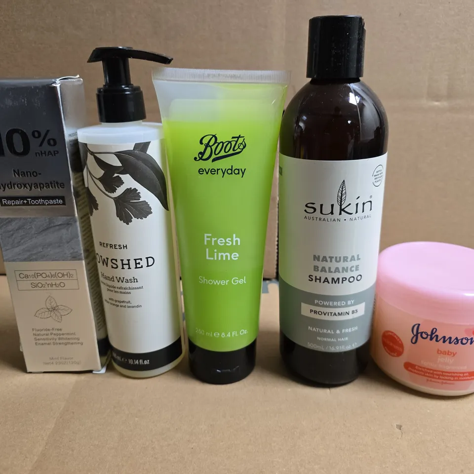 APPROXIMATELY 15 ASSORTED HEALTH & BEAUTY PRODUCTS TO INCLUDE TOOTHPASTE, JOHNSONS AND SUKIN