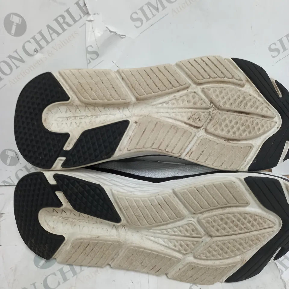 SKETCHERS SLIP INS MAX CUSHION TRAINER - SIZE 6