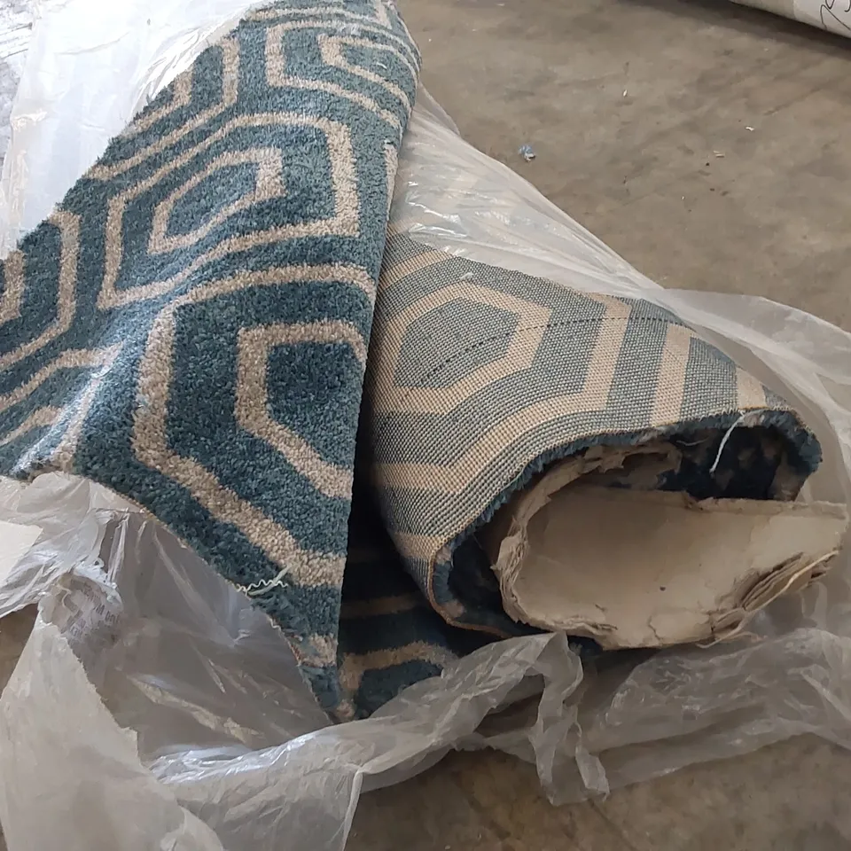 ROLL OF QUALITY CONDO HEXAGON ZINC CARPET // SIZE: APPROXIMATELY 4 X 3.5m