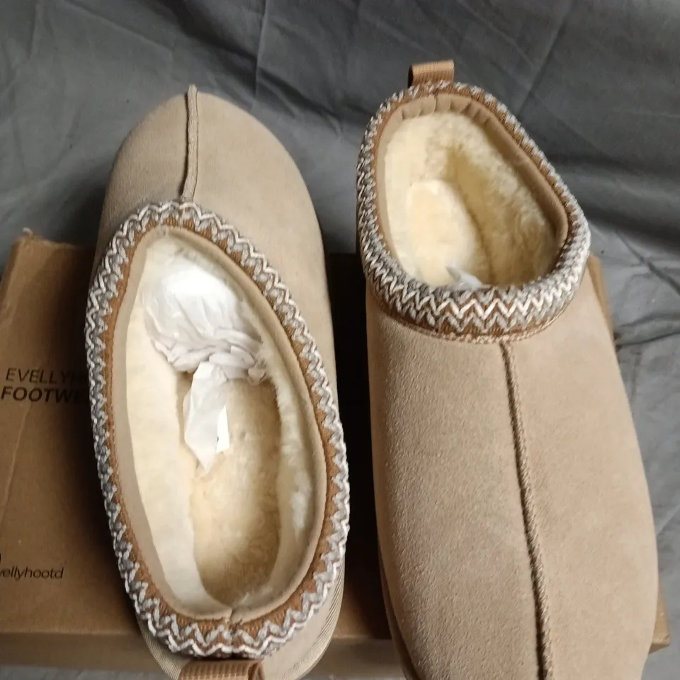 BOXERD EVELLYHOOTO BEIGE SUEDE SNOW BOOTS - 42