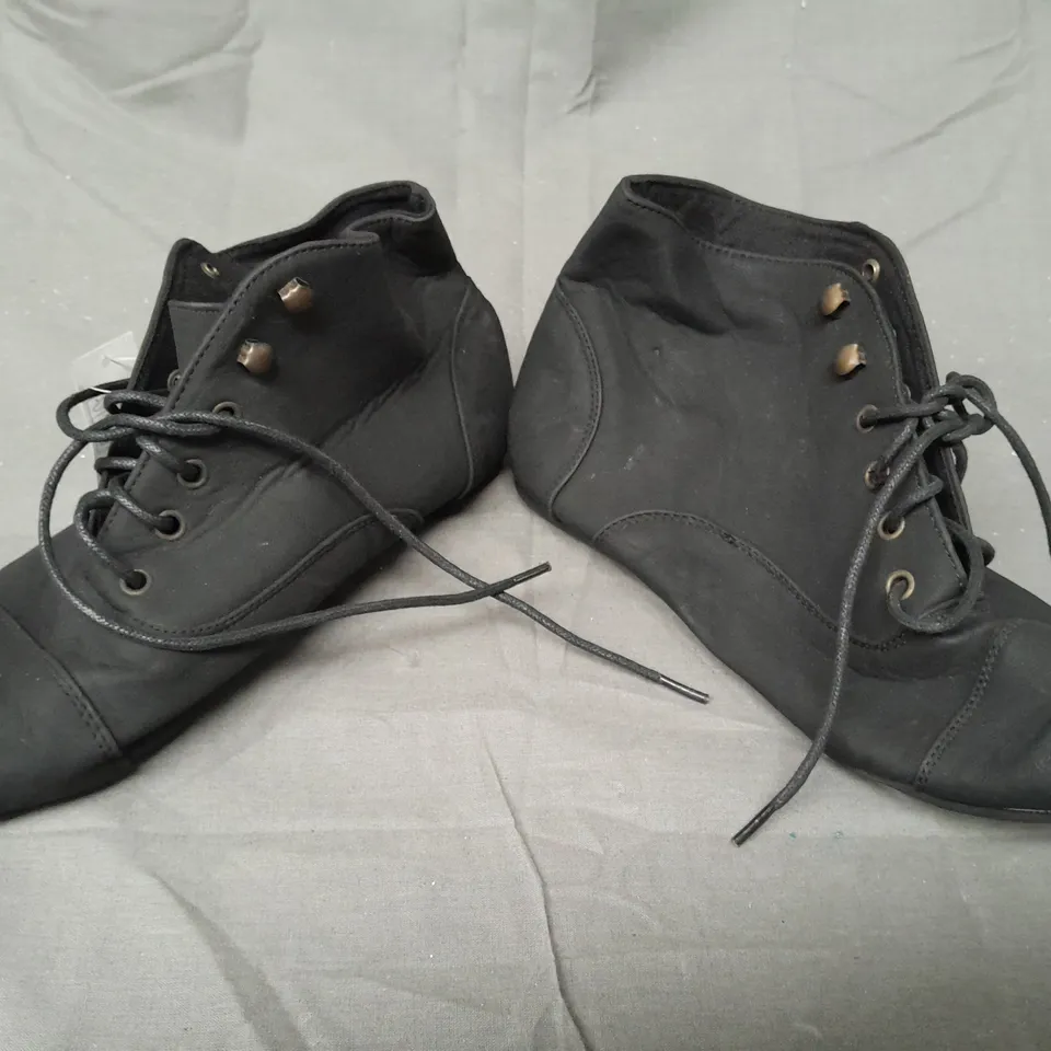 BOX OF APPROXIMATELY 15 PAIRS OF DESIGNER SHOES IN BLACK - VARIOUS SIZES