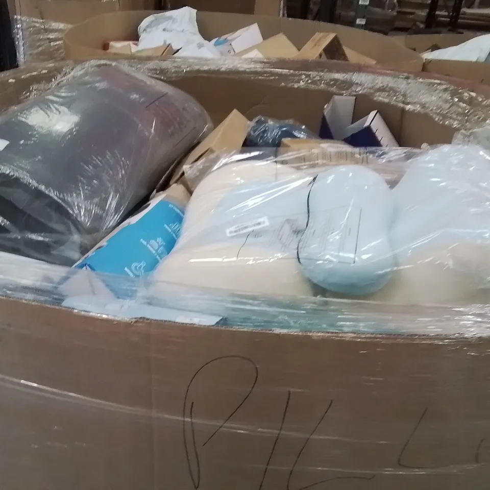 PALLET CONTAINING A LARGE QUANTITY OF PILLOWS 