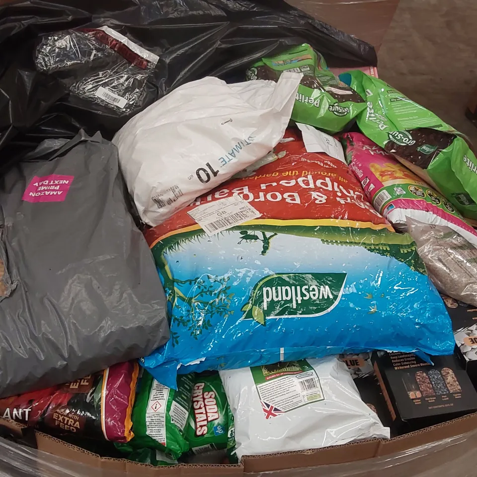 PALLET CONTAINING A LARGE ASSORTMENT OF GARDENING PRODUCTS AND OTHER ASSORTED GOODS INCLUDING: CHIPPED BARK, WESTLAND PERLITE, CHLORINE TABLETS, SODA CRYSTALS ECT