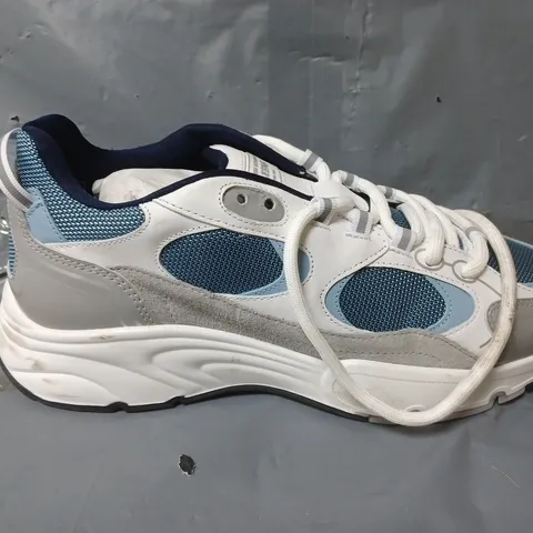 PAIR OF CLEENS PULSE RUNNER LACE TRAINERS IN WHITE/BLUE - UK 11