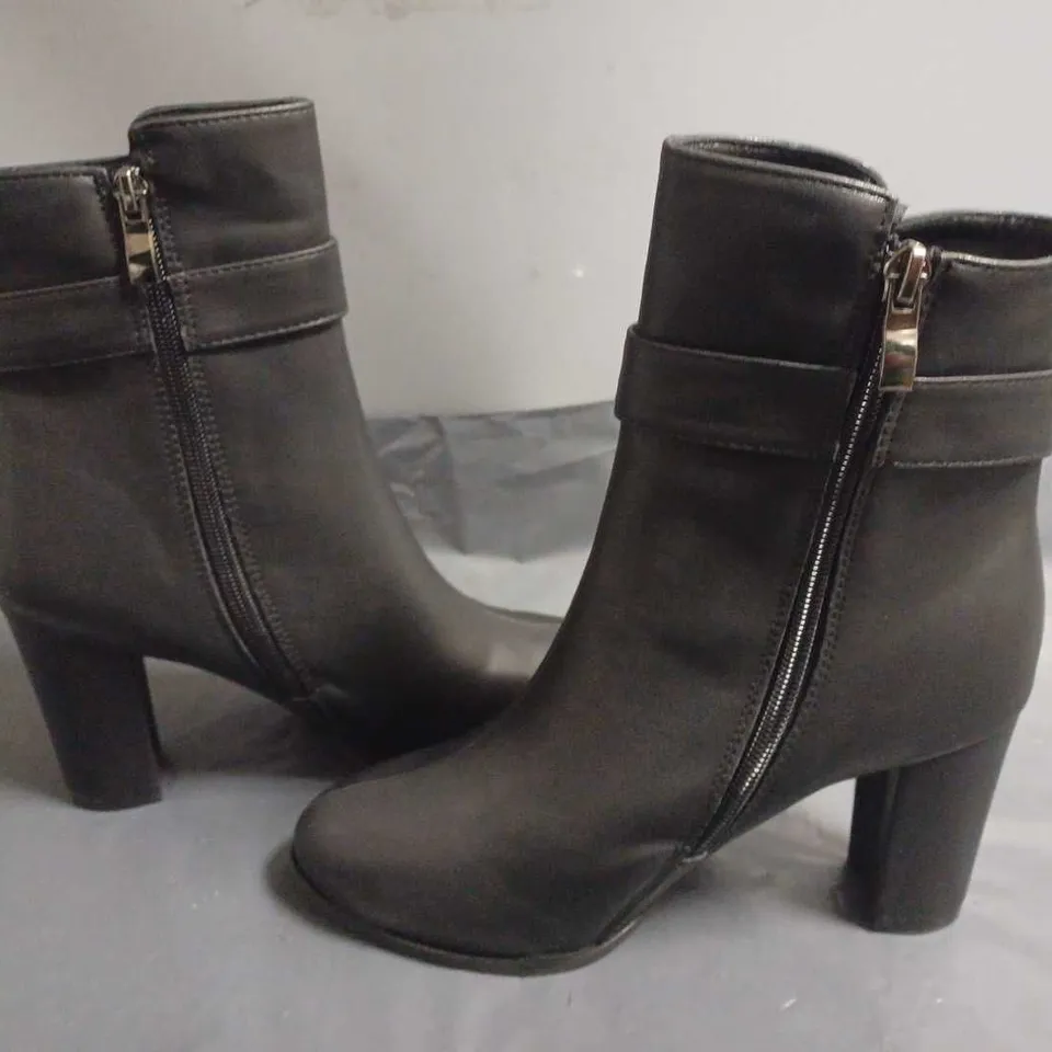 PAIR OF BUCKLE DETAIL BLACK BOOTS - 38