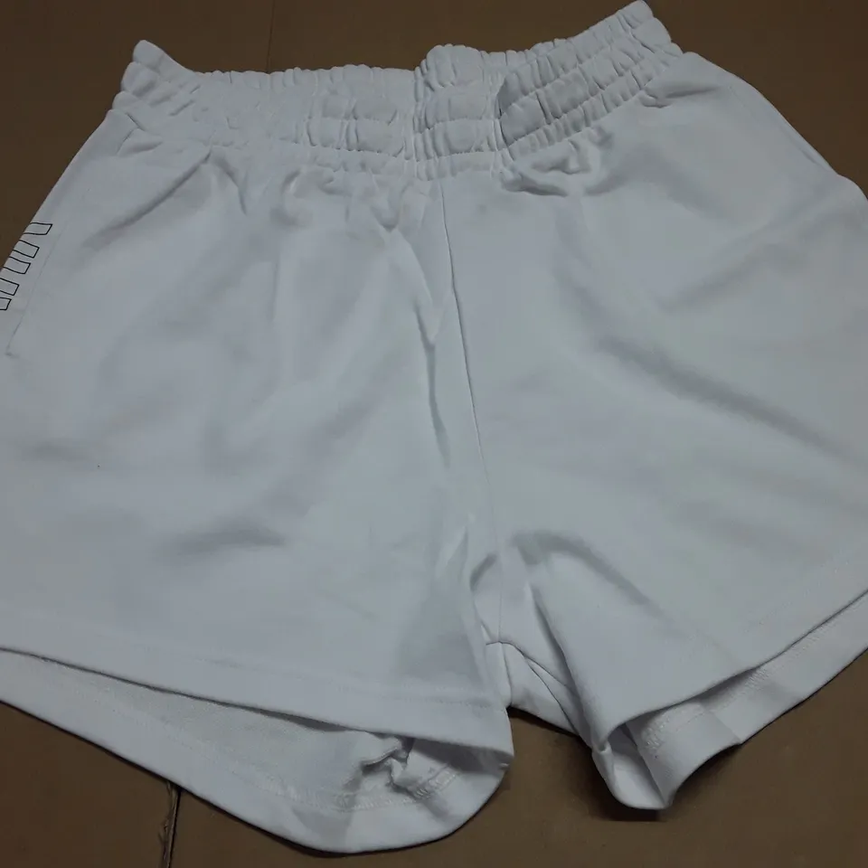 GYMSHARK WHITE SHORTS - M