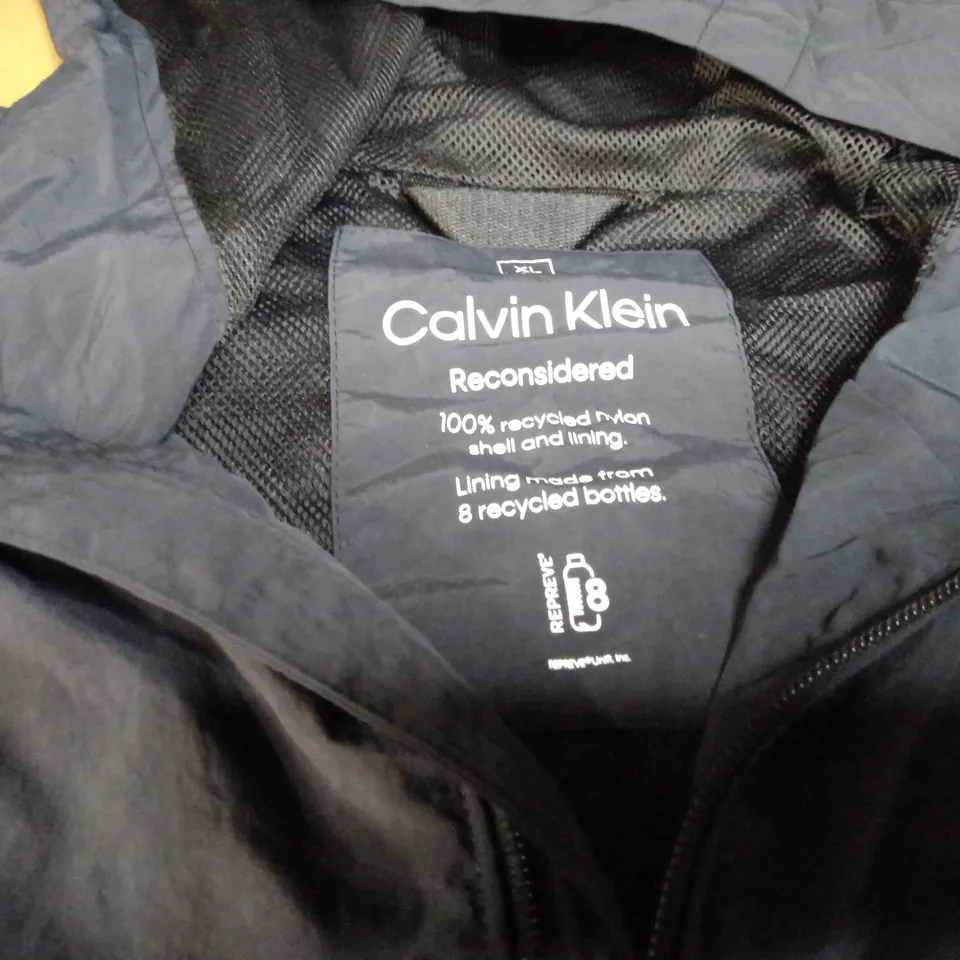 CALVIN KLEIN NAVY/LOGO HOODED SHELL JACKET - XL