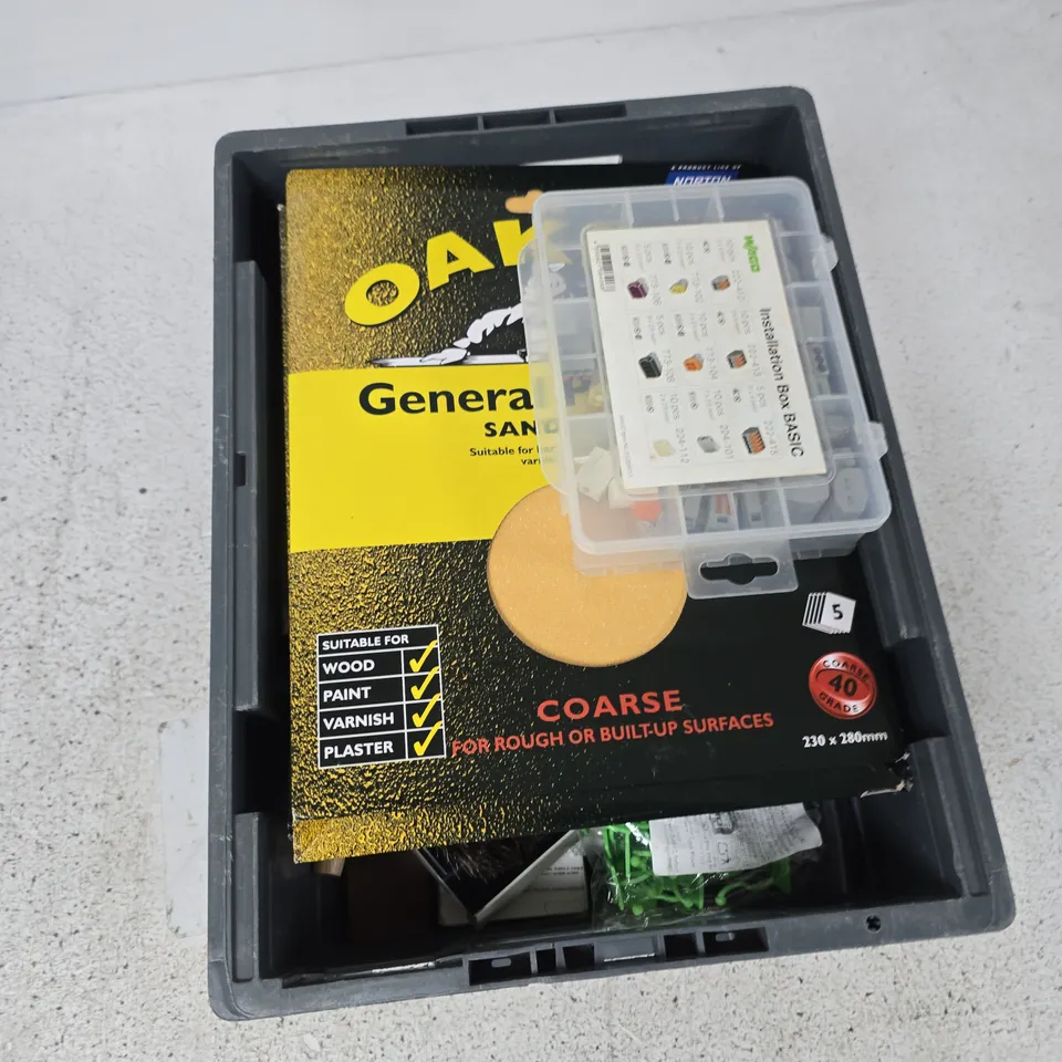 BOX CONTAINING A MIX OF APPROXIMATELY 15 ASSORTED ITEMS INCLUDING SANDPAPER, BRUSHES, HALLOWEEN PRODUCTS ETC.