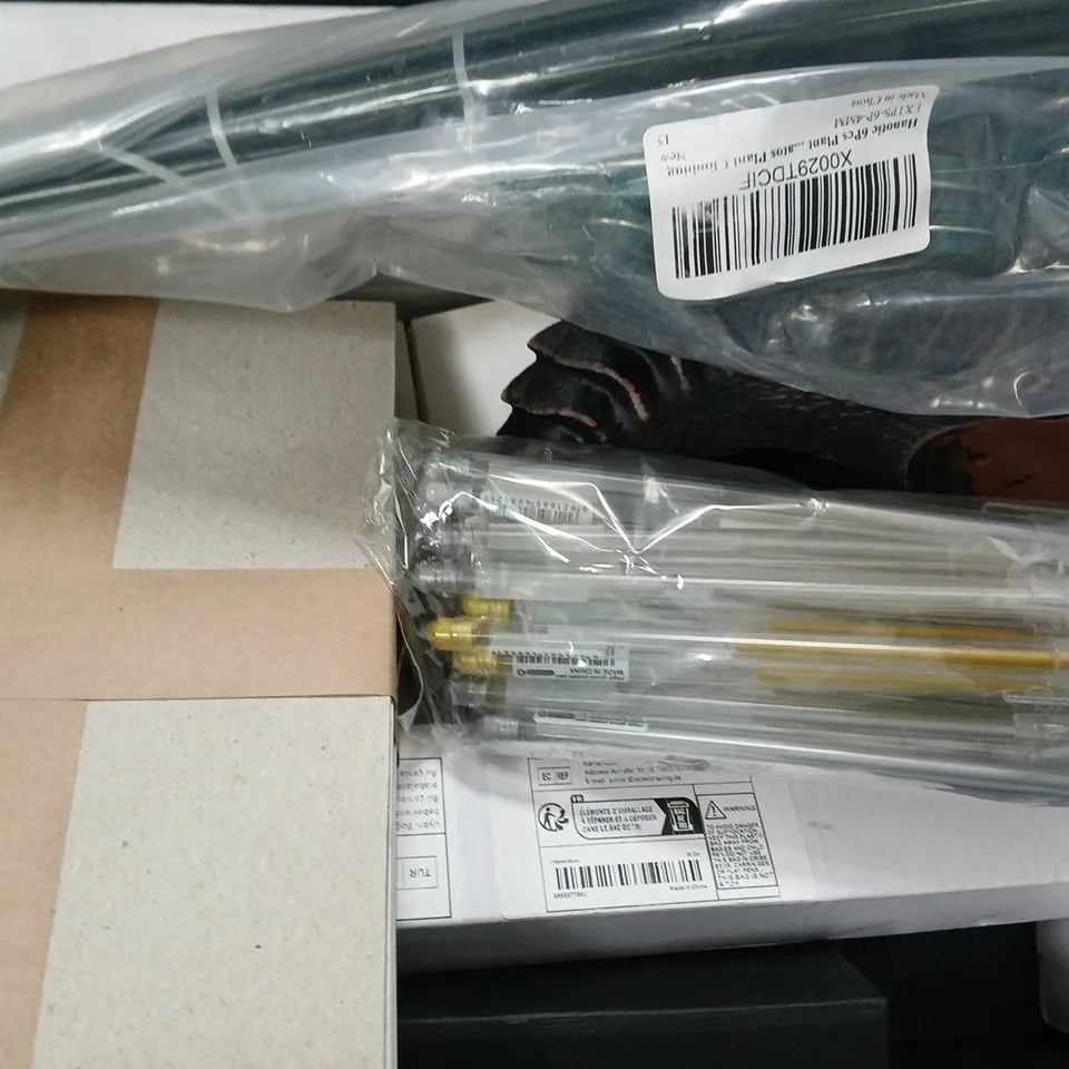 APPROXIMATELY 10 ASSORTED HOUSEHOLD ITEMS TO INCLUDE METAL CAT POSTER, TENNIS BALL, ETC