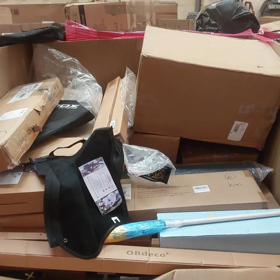 PALLET OF ASSORTED ITEMS INCLUDING: ELECTRIC HOUSEHOLD OVEN, COLEMAN OCTAGO TENT, LEGO STARWARS R2-D2, OVER BED TABLE ECT