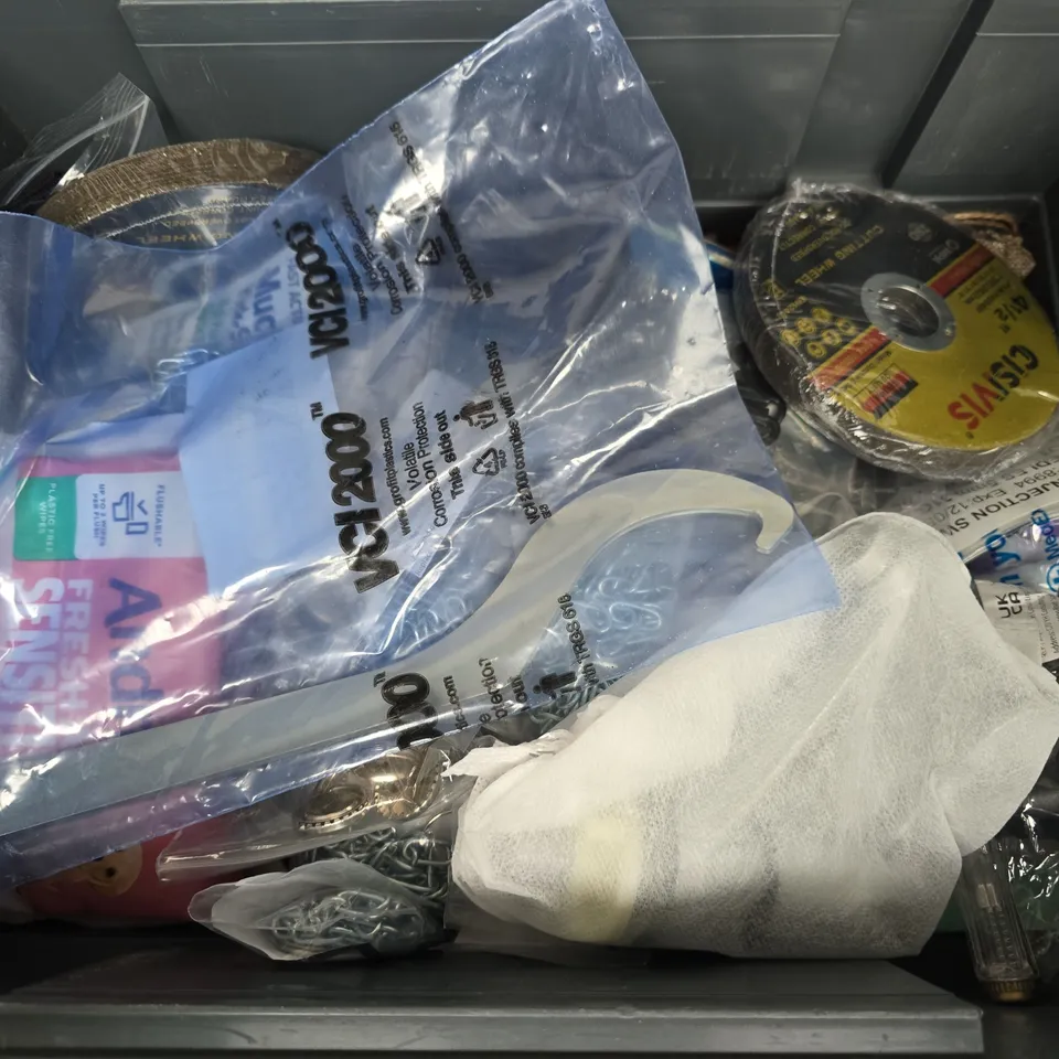 APPROXIMATELY 15 ASSORTED HOUSEHOLD ITEMS TO INCLUDE LIMESCALE AND GREASE REMOVER, PRITT STICK, CISIVIS CUTTING WHEEL, ETC