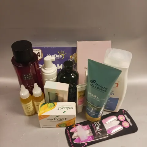 BOX OF APPROXIMATELY 15 COSMETIC ITEMS TO INCLUDE - EXTRACT WHITENING HERBAL SOAP - HAIR SYRUP WATERMELON MILK PRE WASH OIL TREATMENT, HEAD&SHOULDERS CONDITIONER ETC 