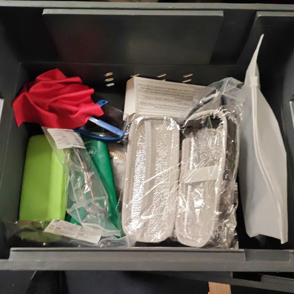 LOT OF APPROXIMATELY 22 ASSORTED PAIRS OF GLASSES AND CASES TO INCLUDE SCOUT SPEEDO AND EYELEVEL