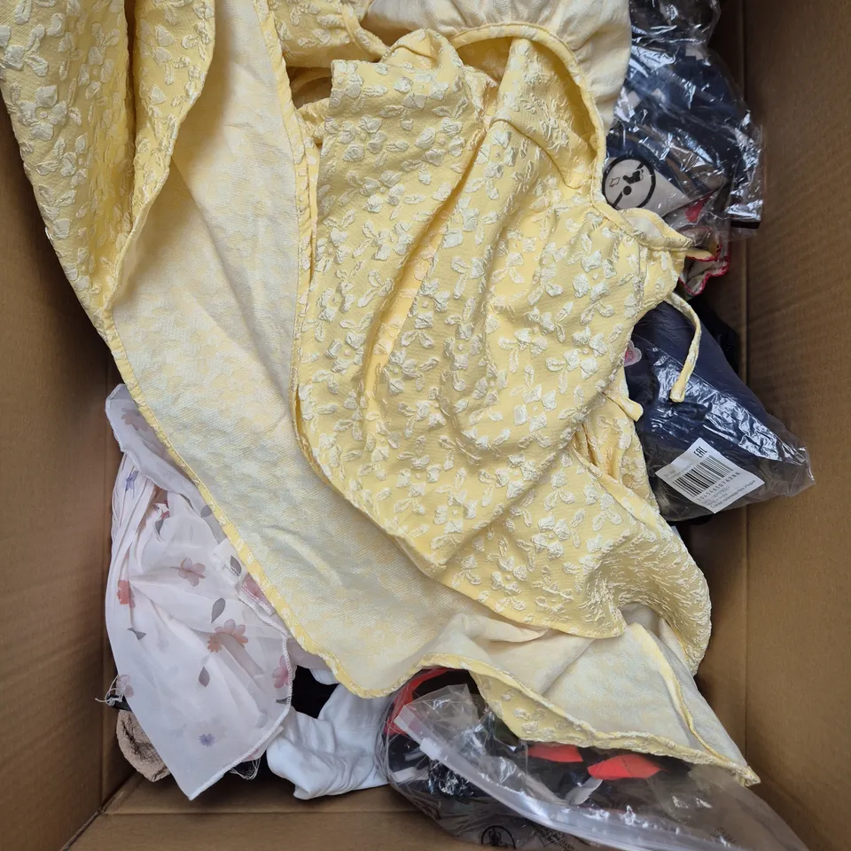 APPROXIMATELY 25 ASSORTED CLOTHING PRODUCTS IN VARIOUS STYLES & SIZES 