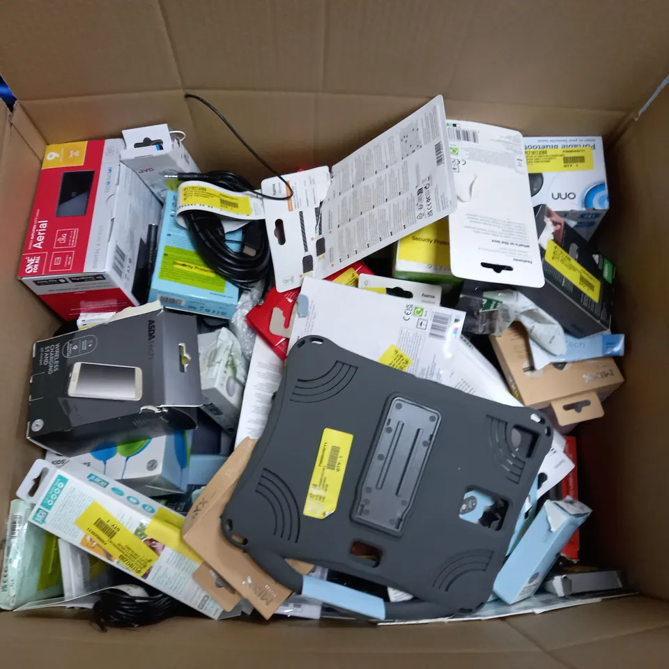 BOX OF APPROX 30 ASSORTED ITEMS TO INCLUDE TZUMI LED COLOUR BAR - WIRELESS EARPHONES - FM TRANSMITTER ECT