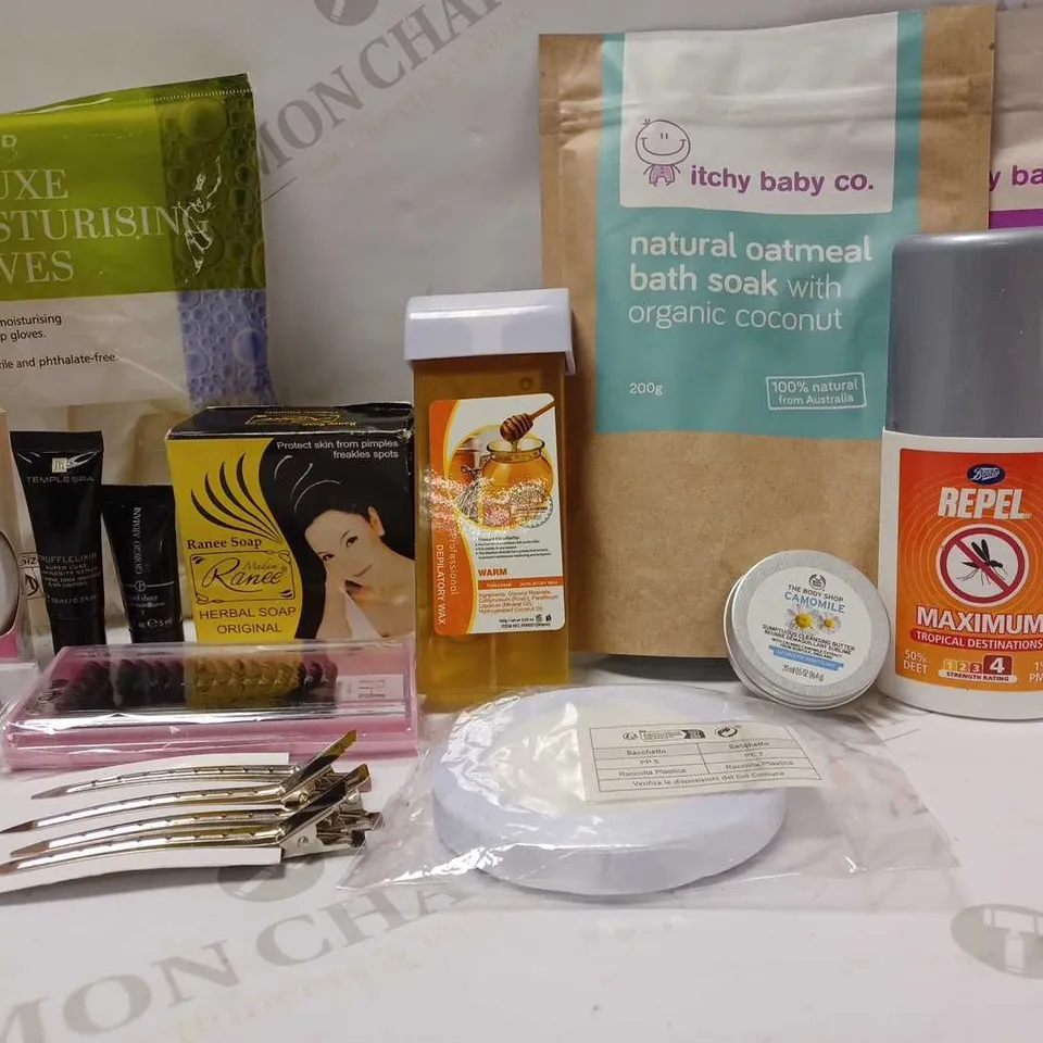 LOT OF APPROX 10 ASSORTED BEAUTY PRODUCTS TO INCLUDE PHYSICIANS PETAL GLOW MAKEUP, ITCHY BABY BATH SOAK, DELUXE MOISTURISING GLOVES, ETC 