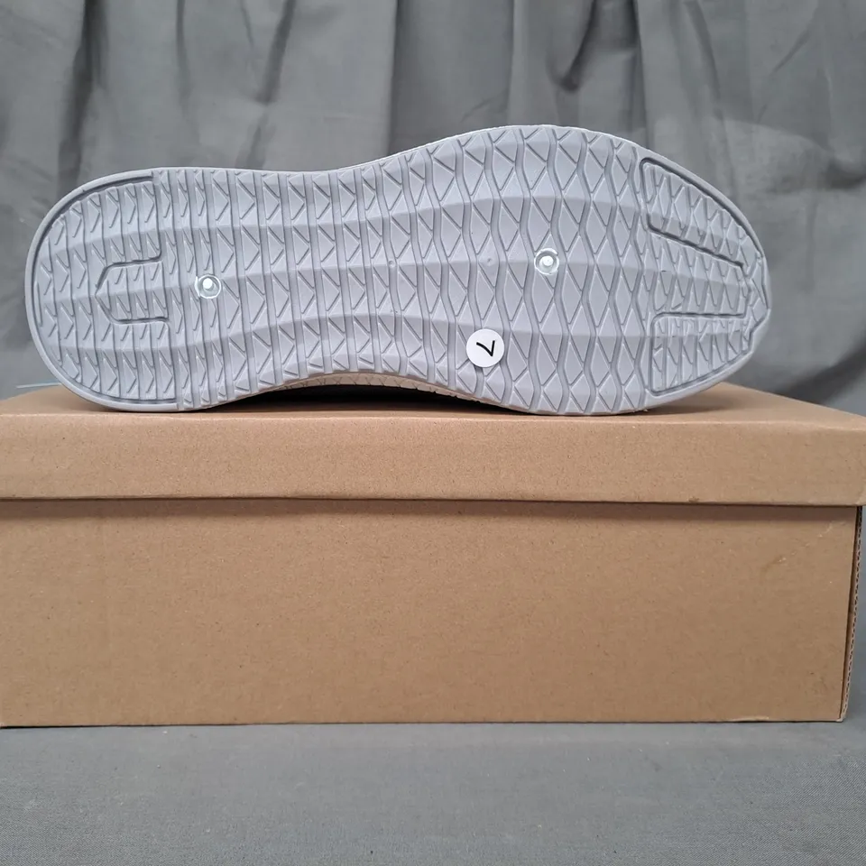 BOXED PAIR OF BXT YOGO FOAM CASUALS KNIT SHOES IN GREY SIZE 7