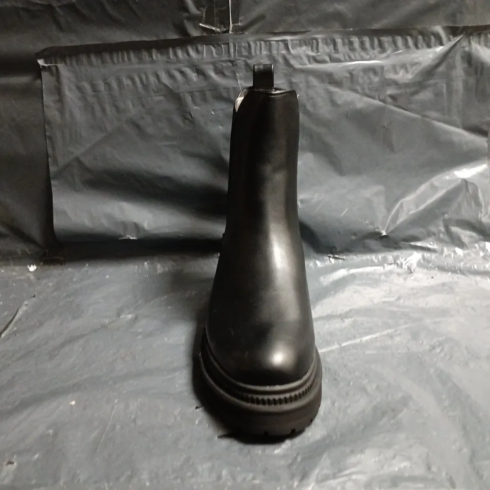 BOXED PAIR OF LONDON REBEL EMMA CHUNKY CHELSEA BOOTS IN BLACK SIZE UK 8