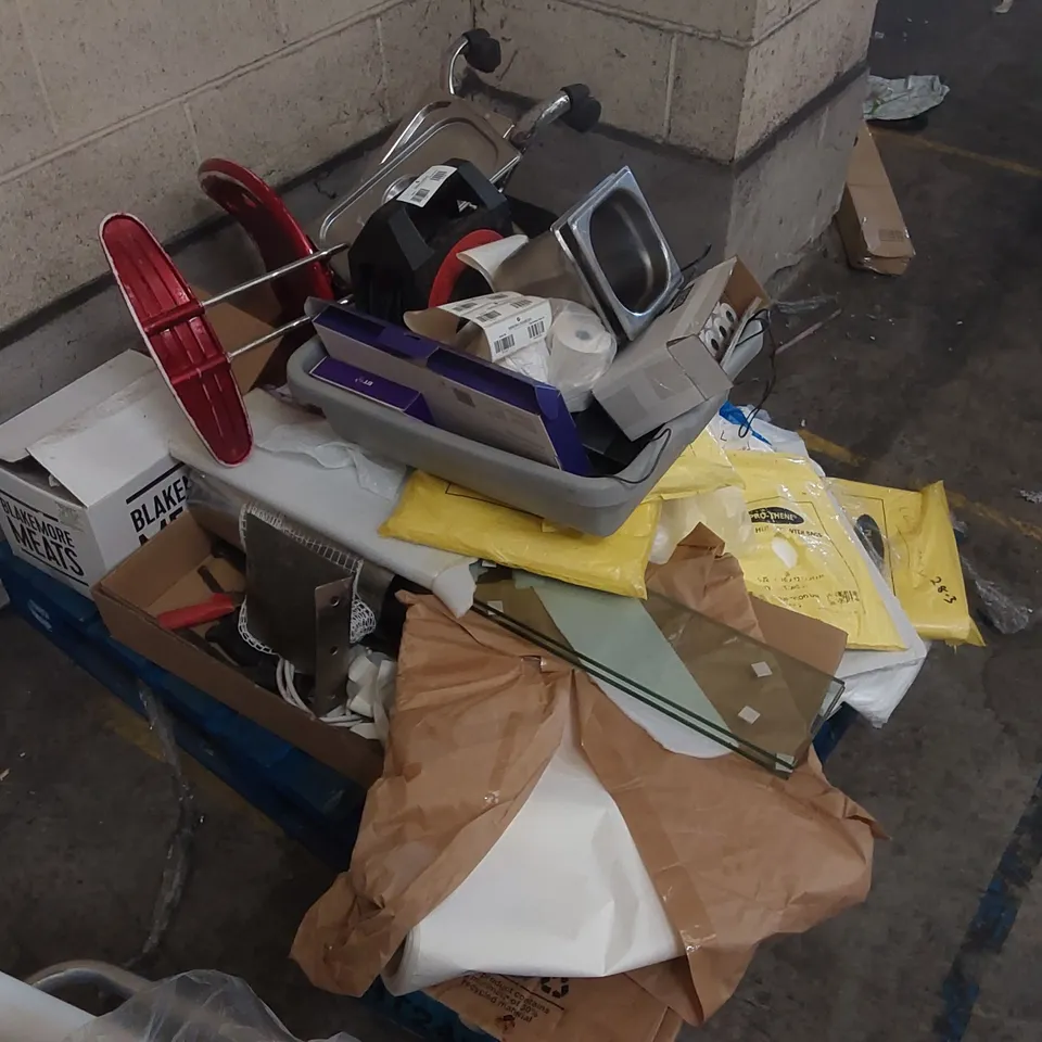 PALLET CONTAINING ASSORTED CATERING SUPPLIES ECT
