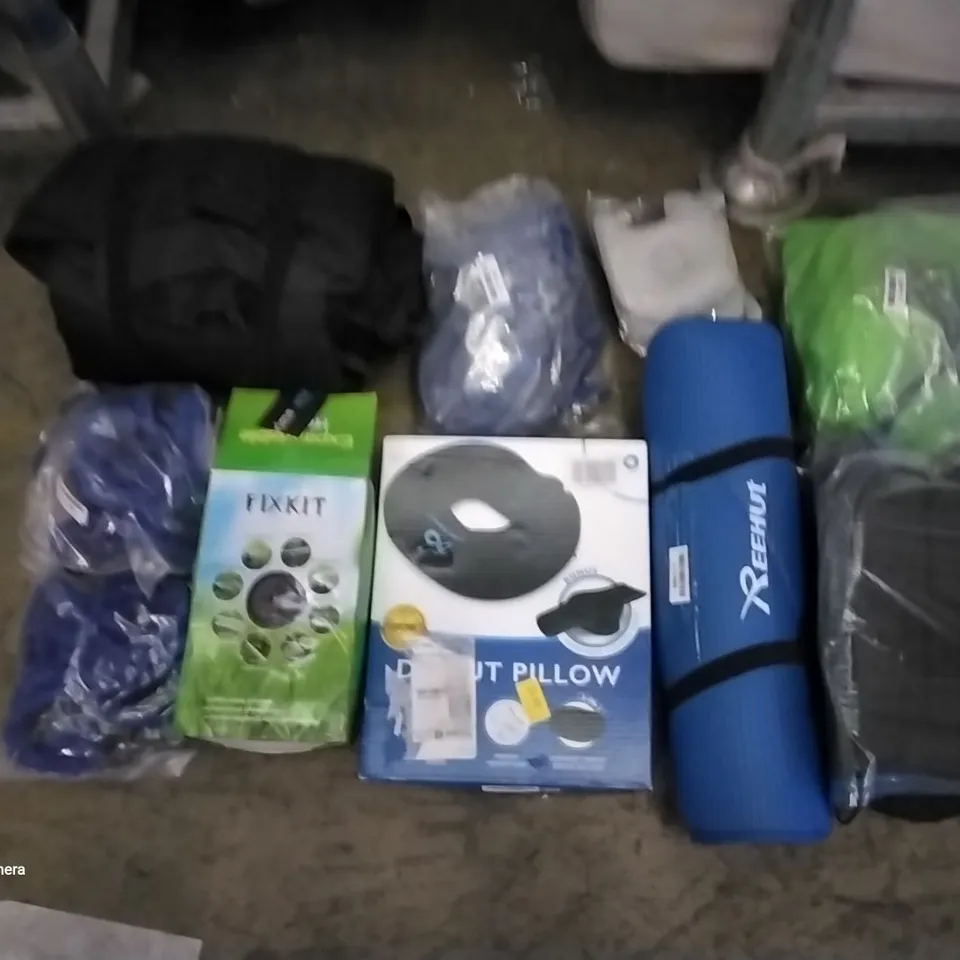 PALLET OF ASSORTED ITEMS INCLUDING INFINITE DONUT PILLOW, FIXKIT EXPANDABLE HOSE, REEHUT KNEEL MAT, INFINITE NECK PILLOW, KOLBRAY, FLEXI HOSE