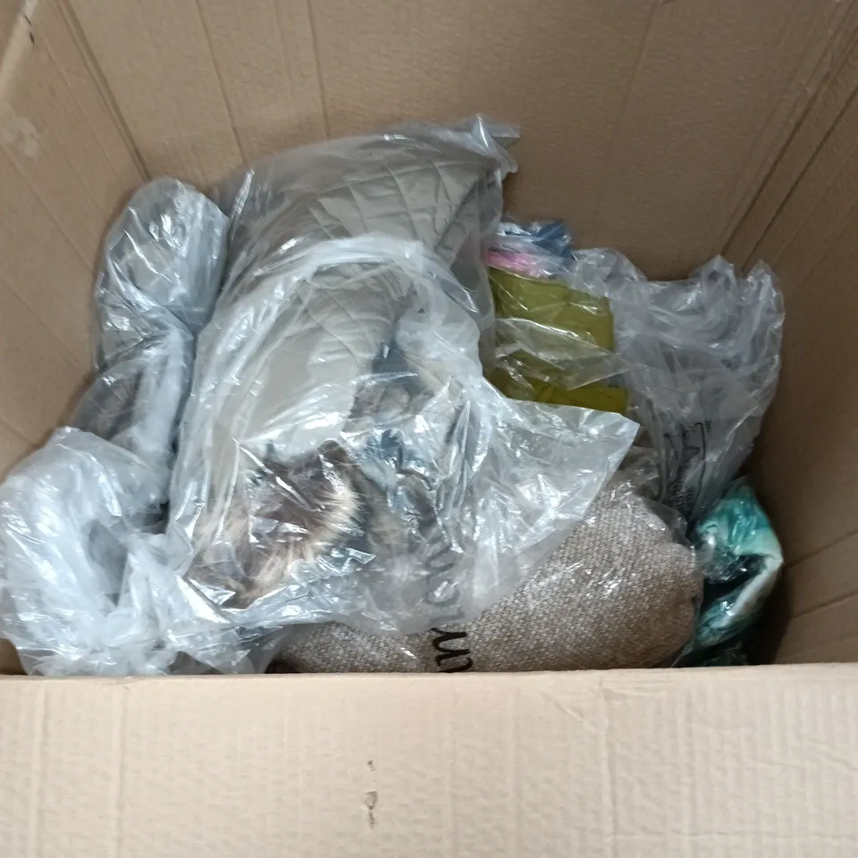 LOT OF APPROXIMATELY 35 ASSORTED CLOTHING ITEMS IN VARIOUS STYLES AND SIZES
