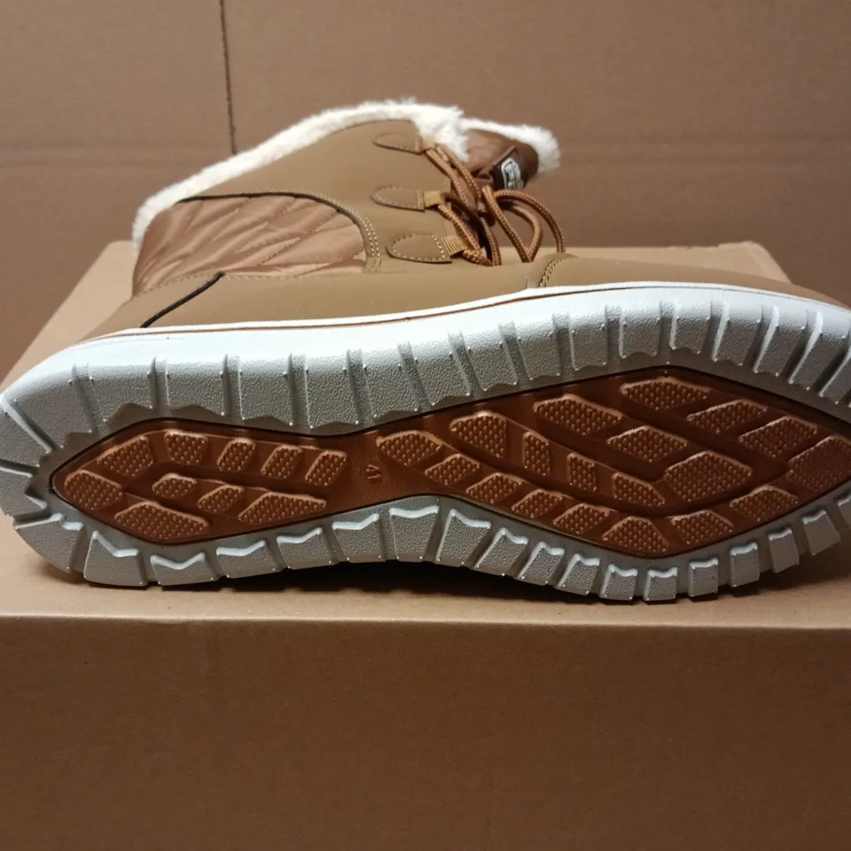 BOXED PAIR OF POLAR WOMENS QUILTED OUTDOOR BOOTS IN TAN - UK 8