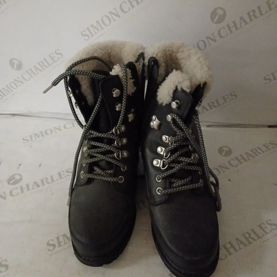 EMU OKAB WATERPROOF BOOTS - BLACK, SIZE 4