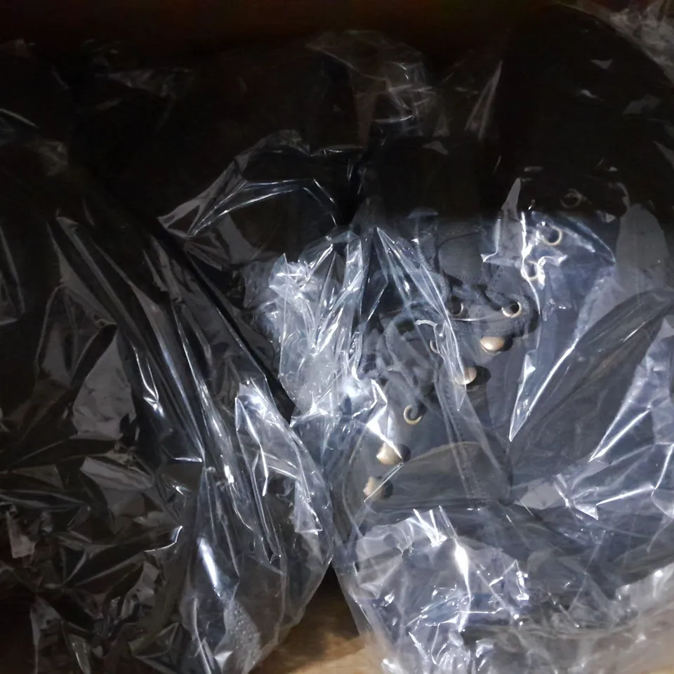 APPROXIMATELY 10 PAIRS OF LACE UP FLAT ANKLE SHOES TO INCLUDE SIZE 8 