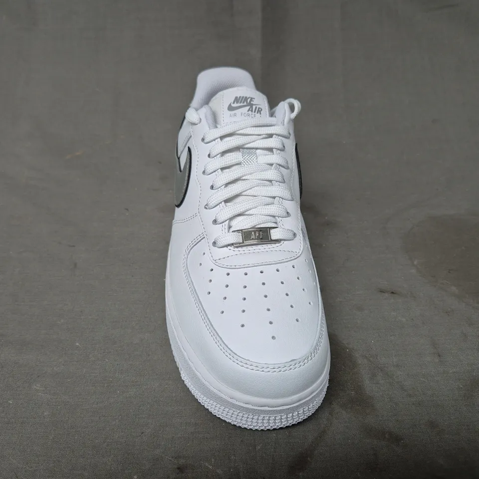 BRAND NEW BOXED PAIR OF NIKE WOMEN'S AIR FORCE 1 '07 ESS SHOES IN WHITE/METALLIC SILVER UK SIZE 8.5