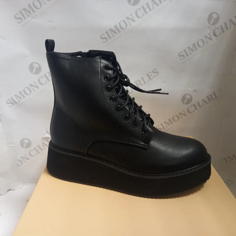 KOI VEGAN HESCOTT LACE UP WAVE BOOTS - BLACK SIZE 6