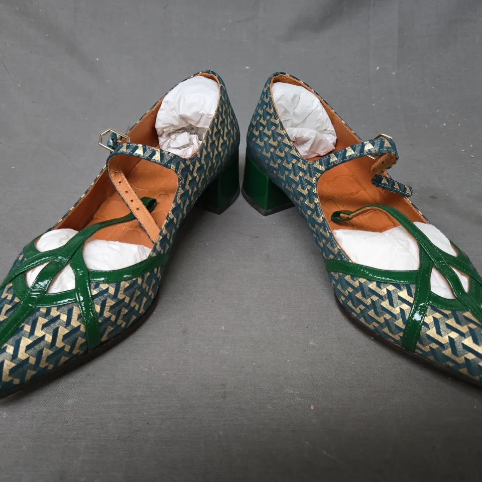 BOXED PAIR OF CHIE MIHARA JADI POINTED TOE LOW BLOCK HEEL SHOES IN GREEN W. TEAL/GOLD GEOMETRIC PATTERN EU SIZE 39