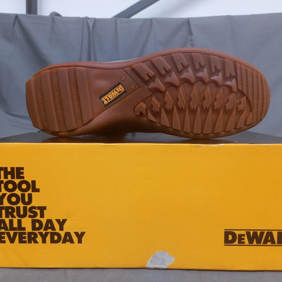 BOXED PAIR OF DEWALT SAFETY BOOTS IN TAN SIZE UK 9
