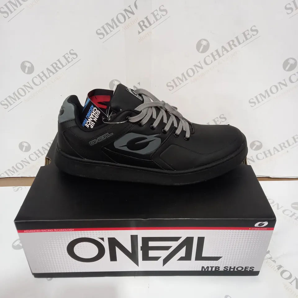 BOXED PAIR OF O'NEAL MOUNTAINBIKE PINNED FLAT PEDAL SHOE - BLACK/GREY, SIZE 10