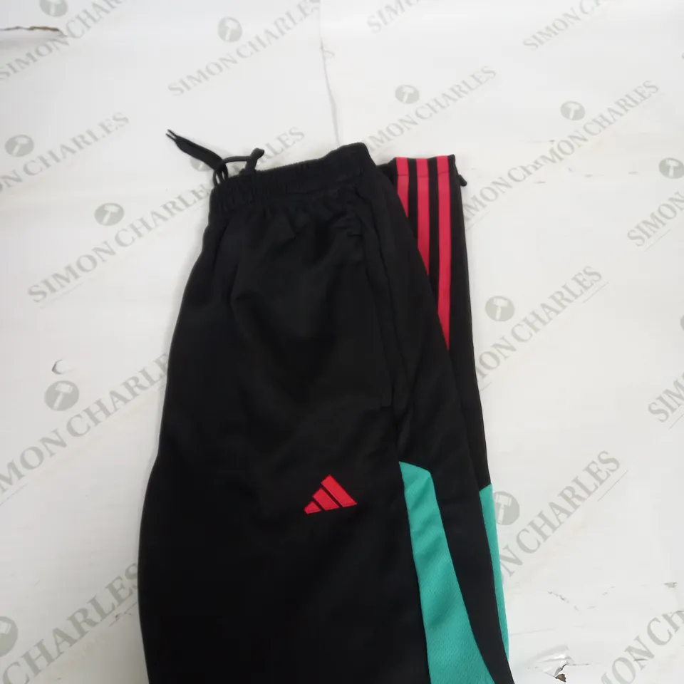 MANCHESTER UNITED FC TRAINING TROUSERS SIZE 16