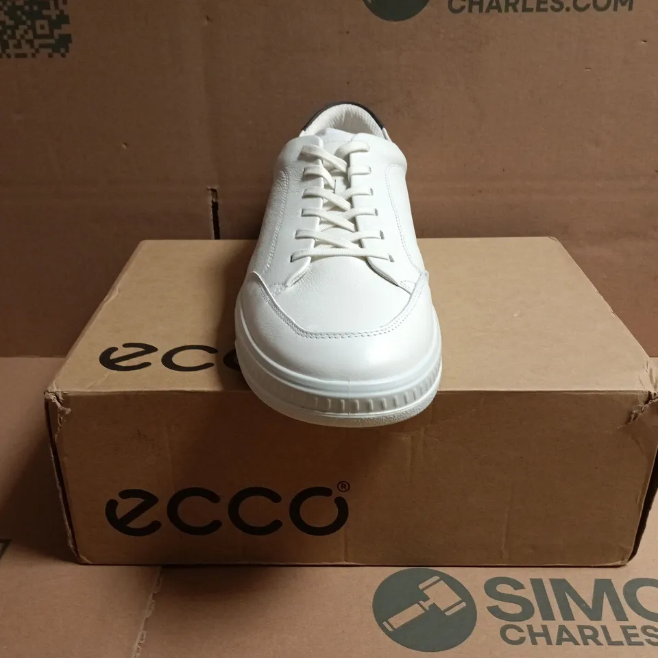 BOXED PAIR OF ECCO MOVE ANATOMICAL FIT SHOES IN WHITE/BLACK SIZE UK 12-12.5