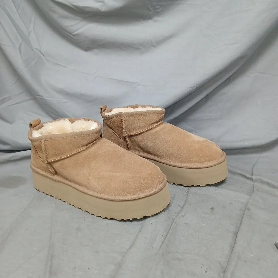 UGG BEIGE SUEDE ANKLE BOOTS WITH FAUX SHEARLING LINING – SIZE EU 39