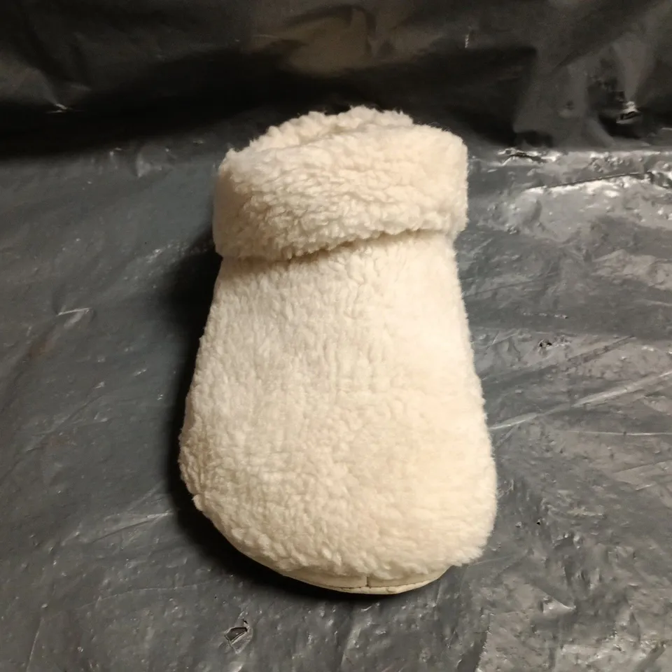 PAIR OF CROCS CLASSIC COZZZY SLIPPERS IN CREAM SIZE UK M5/W6