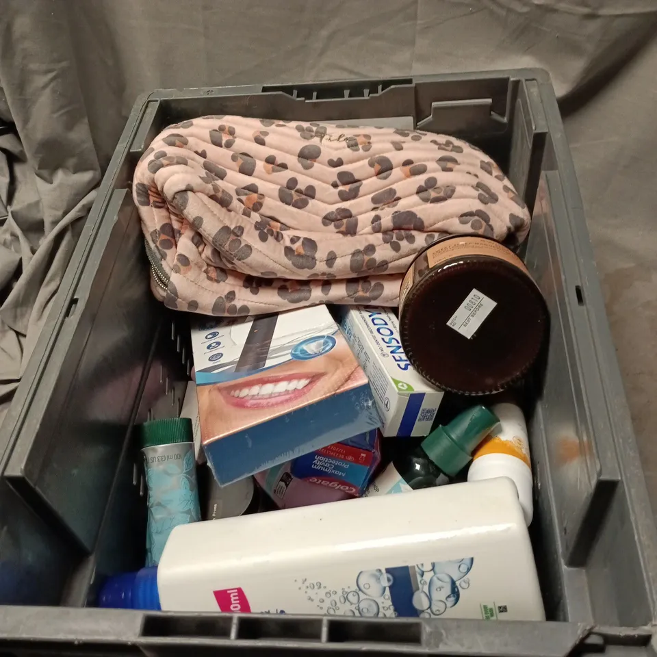 APPROXIMATELY 15 X ASSORTED COSMETIC ITEMS TO INCLUDE MAKE UP BAG, TOOTHPASTE, DENTAL TOOL, SWEET BEE BUTTER ETC