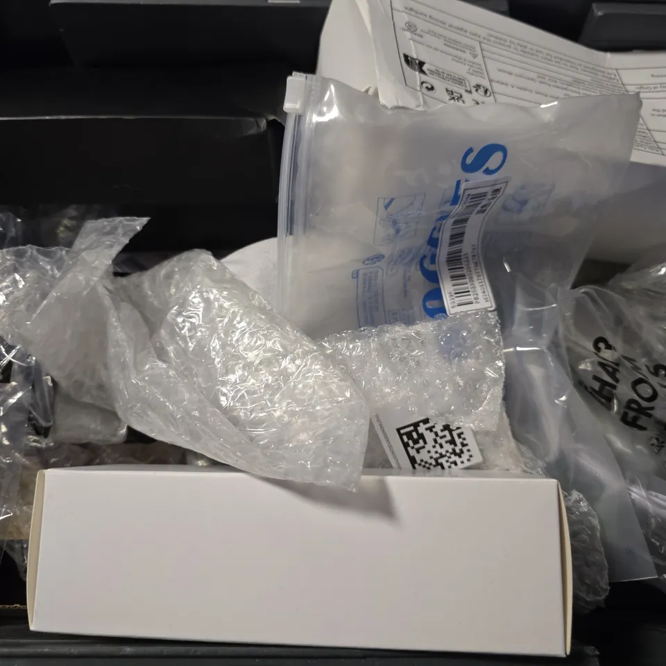 APPROXIMATELY 15 ASSORTED VISION CARE ITEMS TO INCLUDE - SUNGLASSES , CARRY CASES , EYEWEAR ETC
