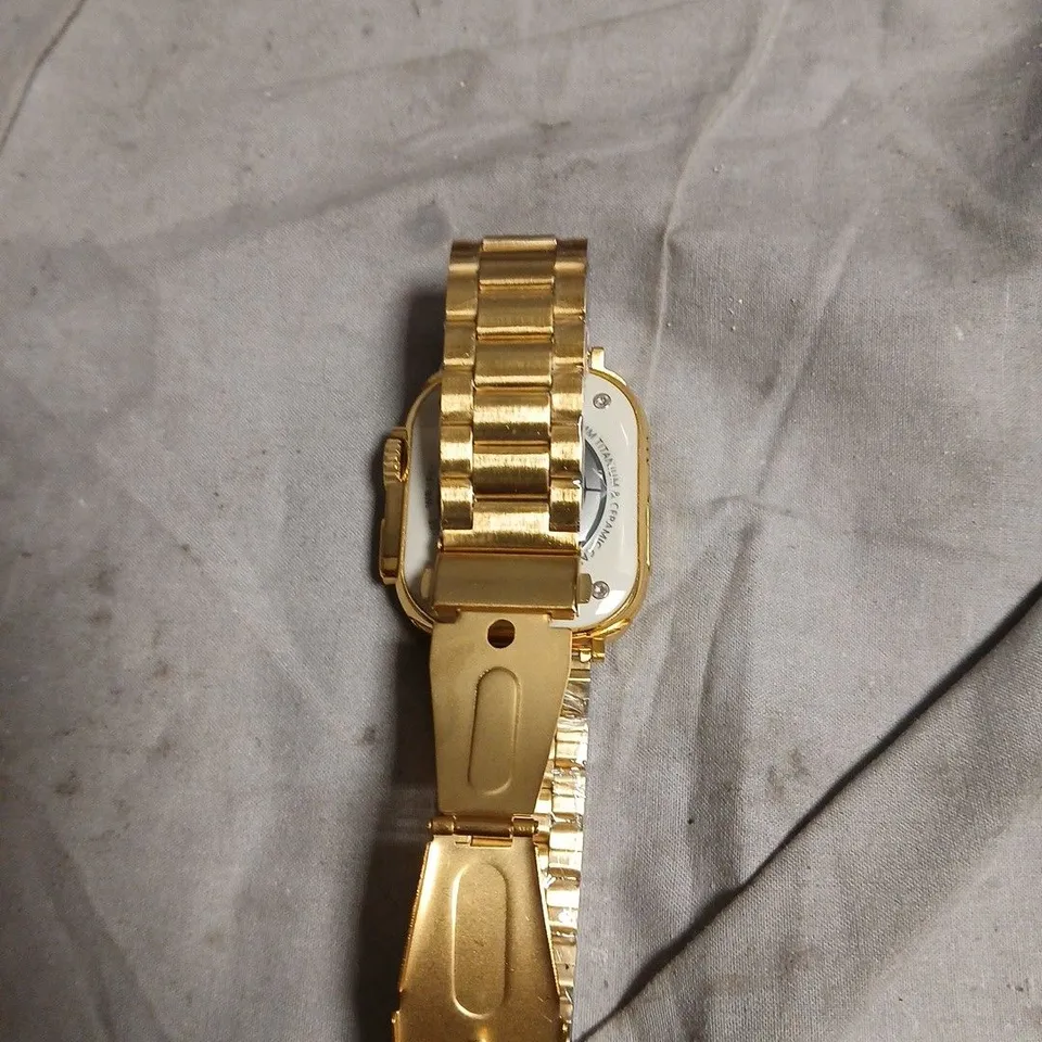 GOLD-TONE WRISTWATCH WITH METAL LINK BRACELET