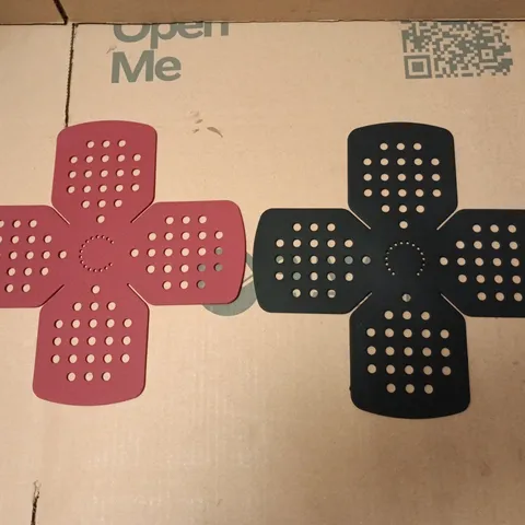 BOX OF OF APPROXIMATELY 15 CURTIS STONE SILICONE PAN PROTECTORS IN RED OR BLACK 