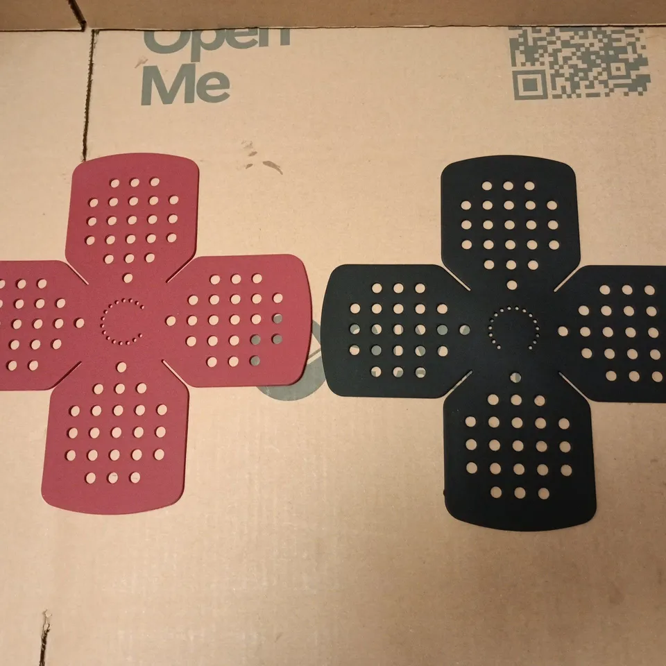 BOX OF OF APPROXIMATELY 15 CURTIS STONE SILICONE PAN PROTECTORS IN RED OR BLACK 
