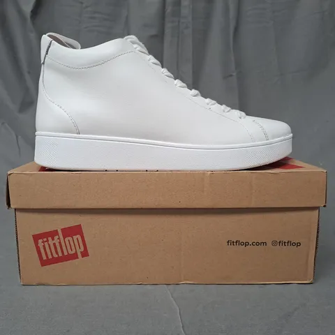 BOXED PAIR OF FITFLOP RALLY LEATHER SHOES IN WHITE UK SIZE 6.5
