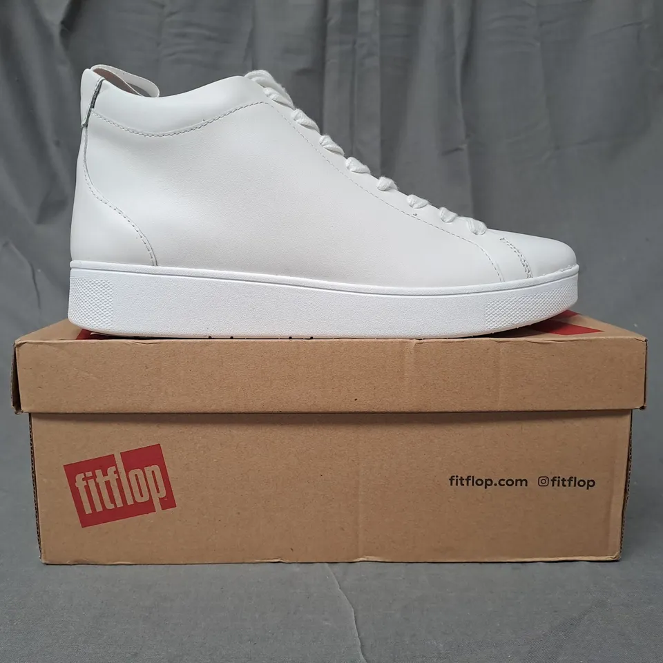 BOXED PAIR OF FITFLOP RALLY LEATHER SHOES IN WHITE UK SIZE 6.5