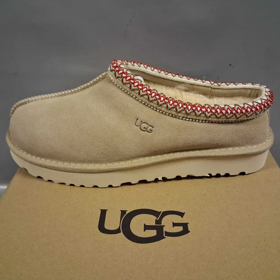 BOXED UGG KWAN W BAILEY BUTTON TZ29 SIZE 7