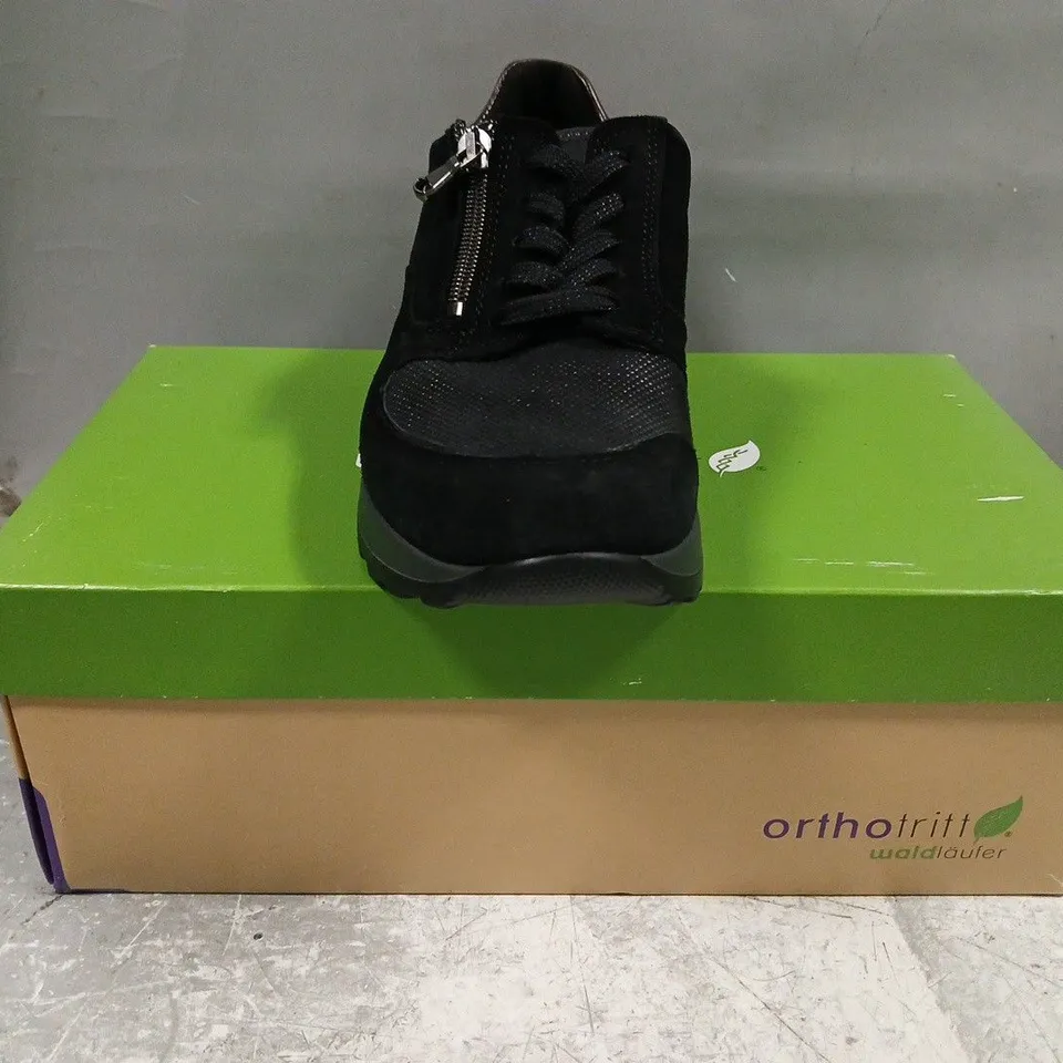 BOXED PAIR OF WALD LAUFER SHOES IN BLACK SIZE 5