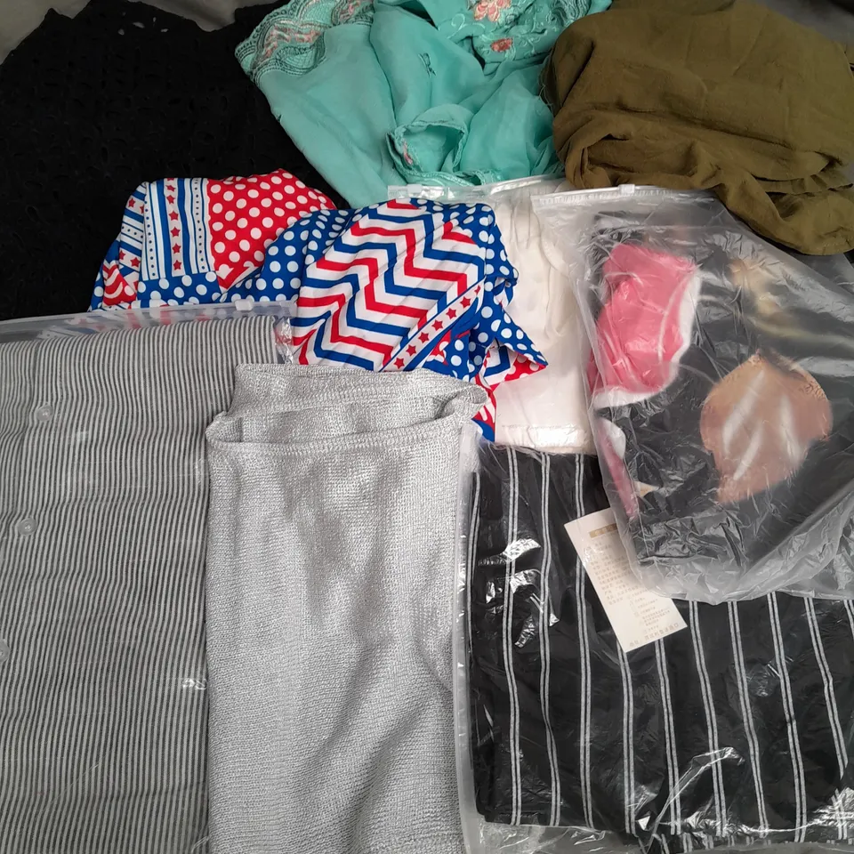 BOX OF APPROXIMATELY 25 ASSORTED CLOTHING ITEMS TO INCLUDE DRESSES, SHORTS, TOPS ETC