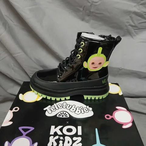 BRAND NEW BOXED KOI X TELETUBBIES TUBBYTRONIC KIDZ DIPSY HEAD BOOTS β UK1(KIDS)