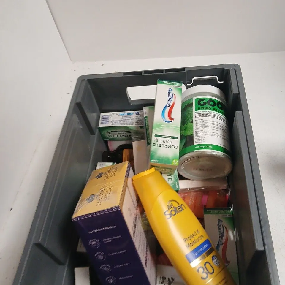 TOTE OF APPROXIMATELY 20 ASSORTED COSMETICS TO INCLUDE: PANTENE SHAMPOO