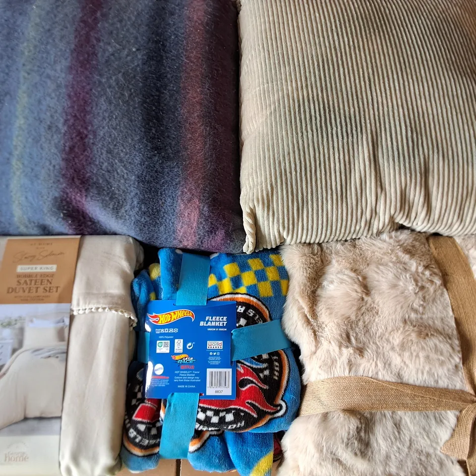 LOT OF APPROXIMATELY 12 ASSORTED BEDDING AND SOFT FURNISHING ITEMS TO INCLUDE THROW, FILLED CUSHIONS AND DUVET